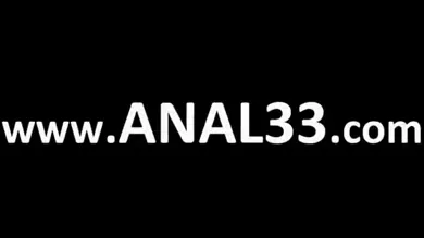 Dos preciosas nenas se arrodillan para servir a una enorme y salvaje polla.